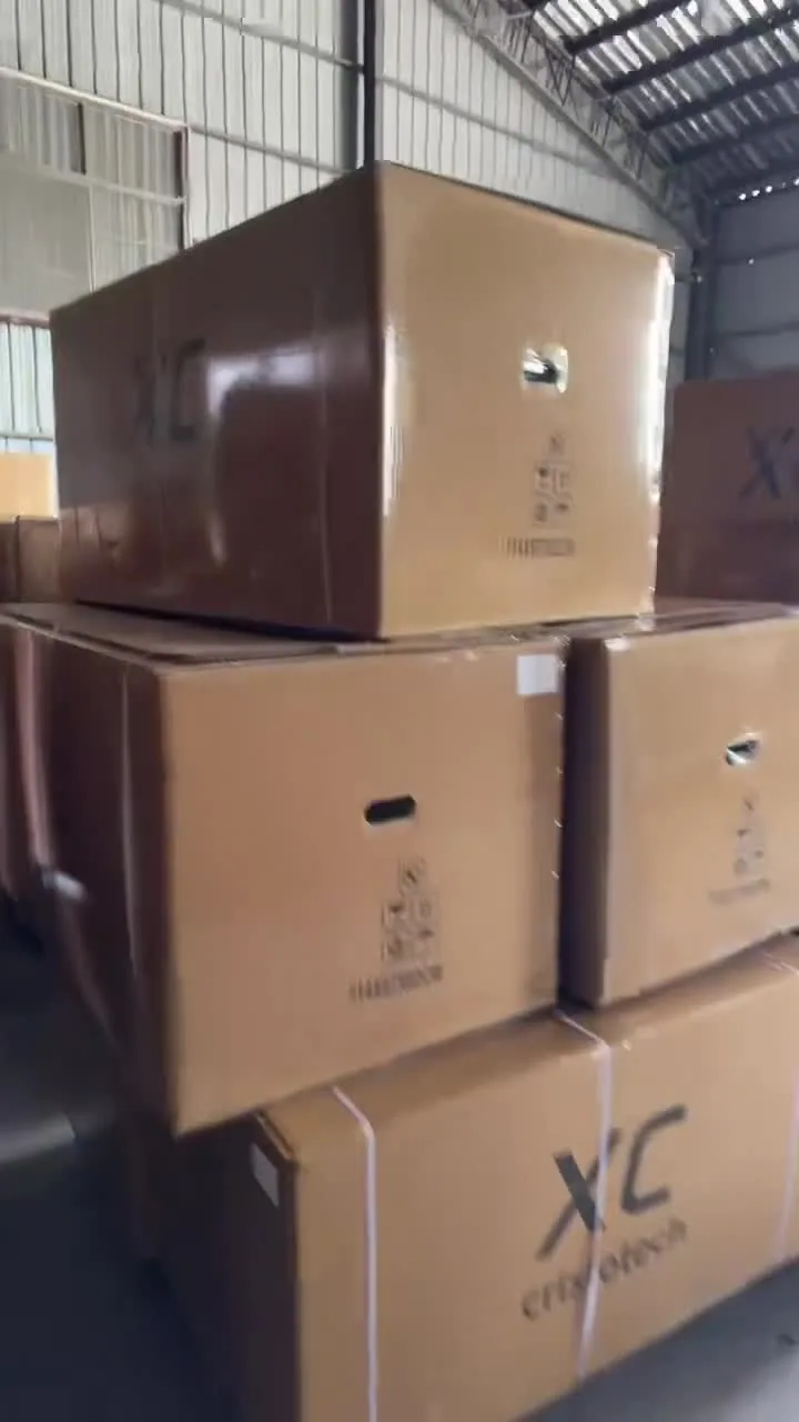 Cajas embaladas en un almacén sin personas