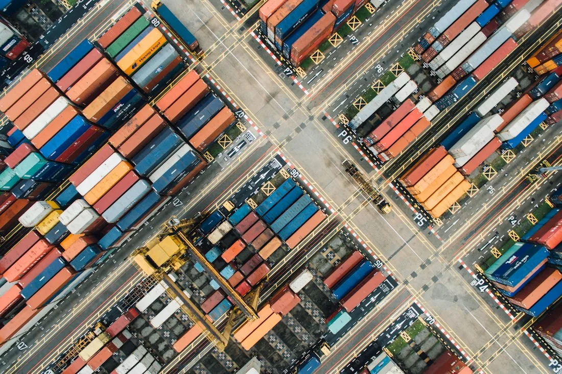 Contenedores apilados en una terminal portuaria vistos desde arriba