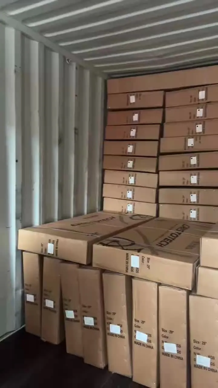 Cajas embaladas dentro de un contenedor, sin personas