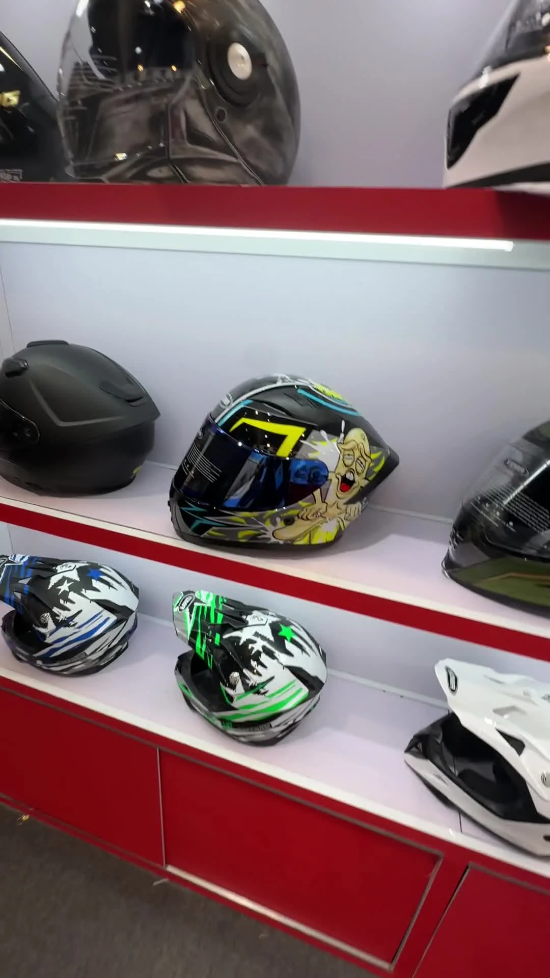 Muestrario de cascos con diferentes diseños y terminaciones, sin personas